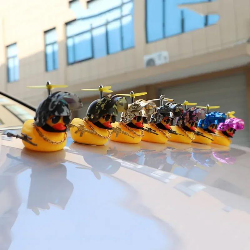 Gummi Gelbe Ente Spielzeugauto Armaturenbrett Dekorationen Auto Fahrrad Ornamente Gelbe Ente mit Propeller Helm Auto Innenzubehör