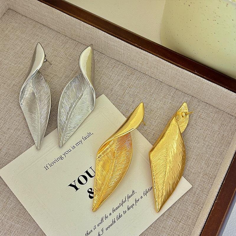 Metal Irregular Twisted Stud Earring for Women Trend Gold Color Geometric Piercing Earring Jewelry Accessories