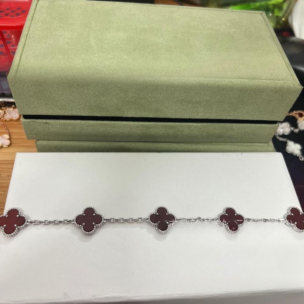 Vierblättriges Klee- und Fünfblüten-Armband mit rotem Achaten - Ein Geschenk für deine Freundin