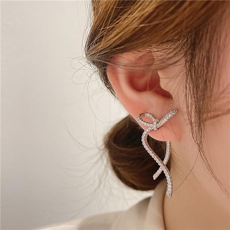 

Korean Bow Design S925 Silver Stud Earrings with Inlaid Diamonds