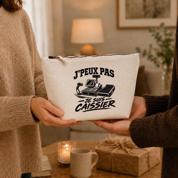 Trousse de toilette - PLANETEE - J’peux pas je suis Caissier - 100% coton beige - 3 L (28×19×9 cm) - Zip métal, impression DTG