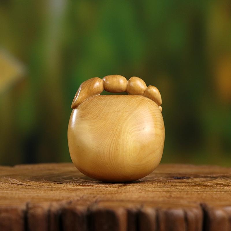 Portable Boxwood Percussion Meditation Instrument: Mini Wooden Fish Carving, Perfect as a Gift or Decorative Ornament.