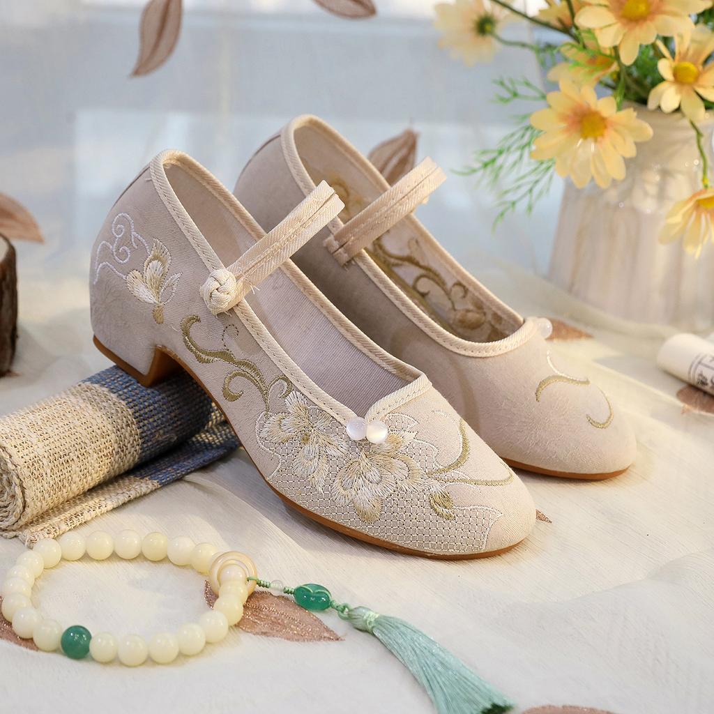 Ruoyan, the new square heel is matched with cheongsam, new Chinese Hanfu shoes, versatile ethnic style single shoes, embroidered shoes.