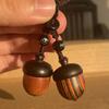 1 ks vyrytý dřevěný přívěsek na klíče s žaludem a šiškou - Vintage kreativní roztomilá ozdoba na klíče, batohy a peněženky.