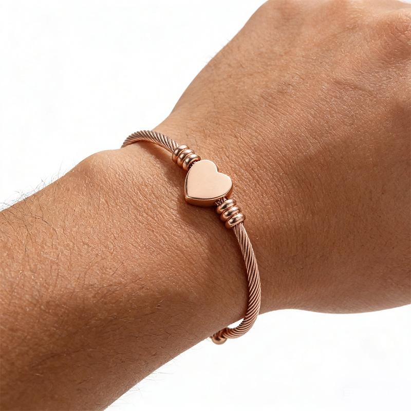 Roségoldenes Herzförmiges Titanarmband mit geflochtenem Edelstahl-Kabeldraht