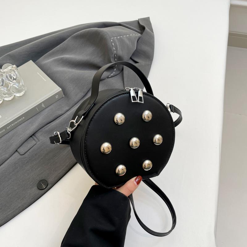 Женская сумка персонализированная заклепка маленькая сумка 2025 новая корейская версия мода нишевый дизайн универсальная изысканная сумка-мессенджер маленькая круглая сумка