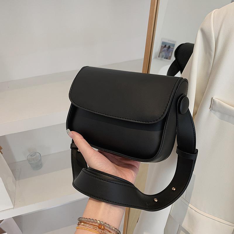 Small bag women's 2025 spring and summer new niche design casual messenger bag pu leather small square bag shoulder armpit bag