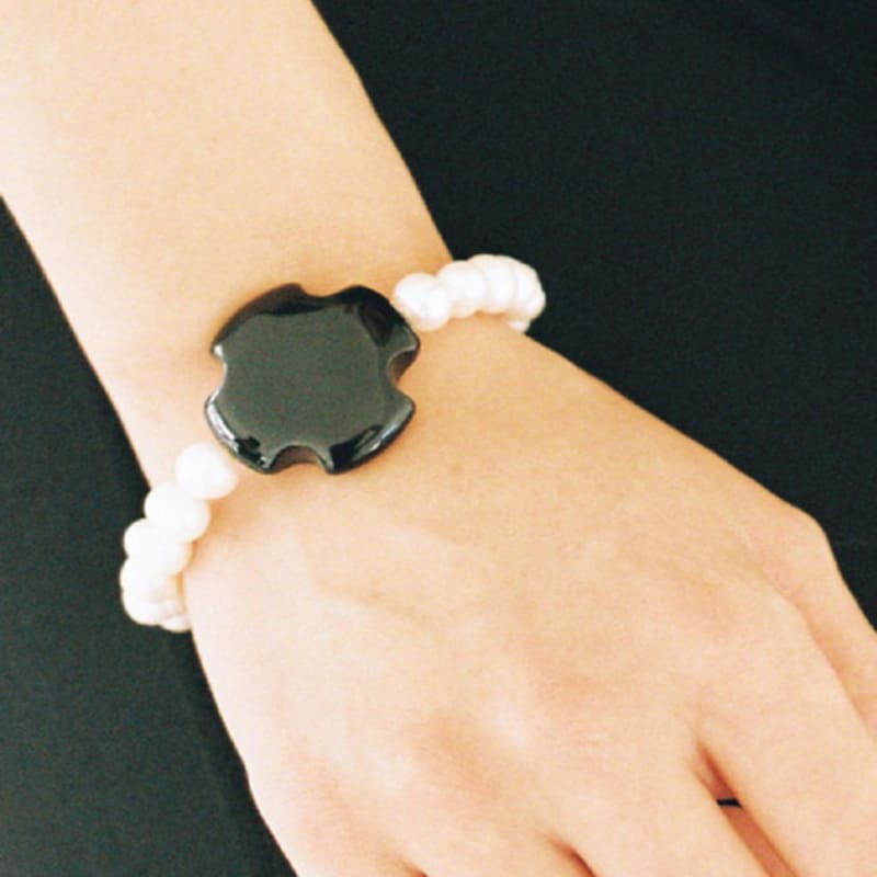 

Fruta Pearl onyx cross bracelet ONE