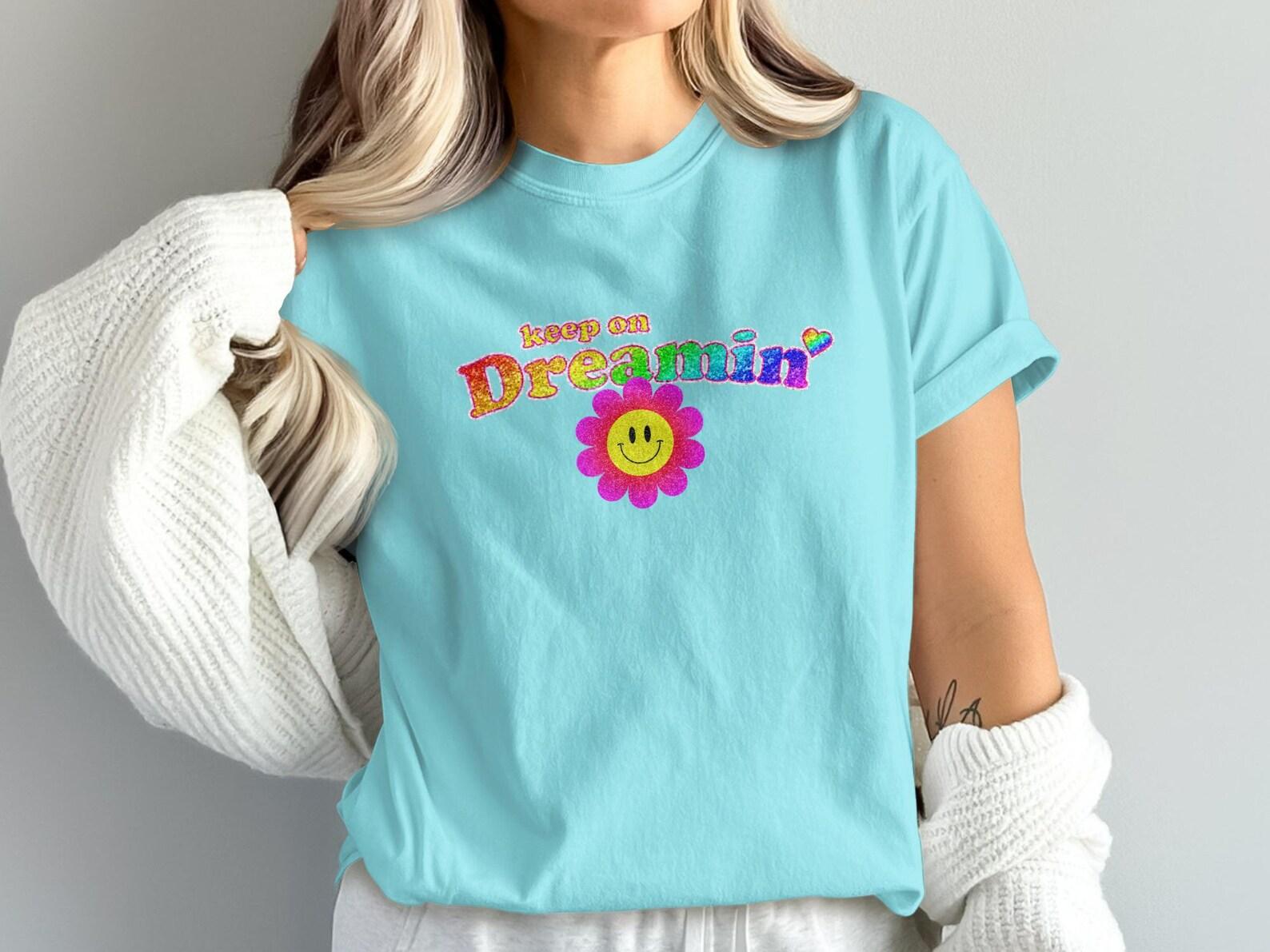 Keep On Dreamin Faux Glitter Smiley Flower T-Shirt, Retro Rainbow Graphic Tee XL