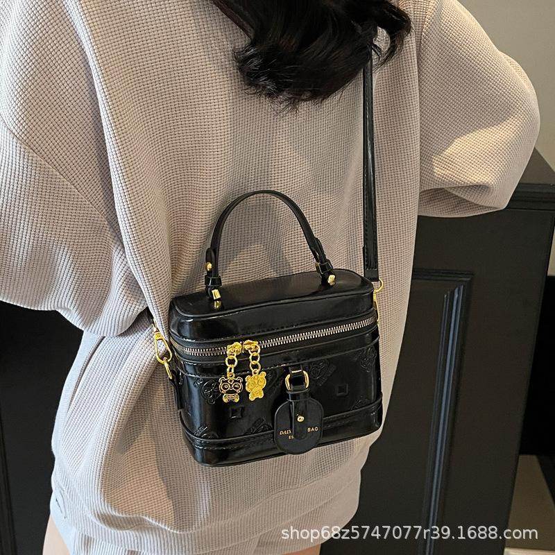 2025 new small bag women's fashion niche design portable small square bag retro texture shoulder messenger box bag