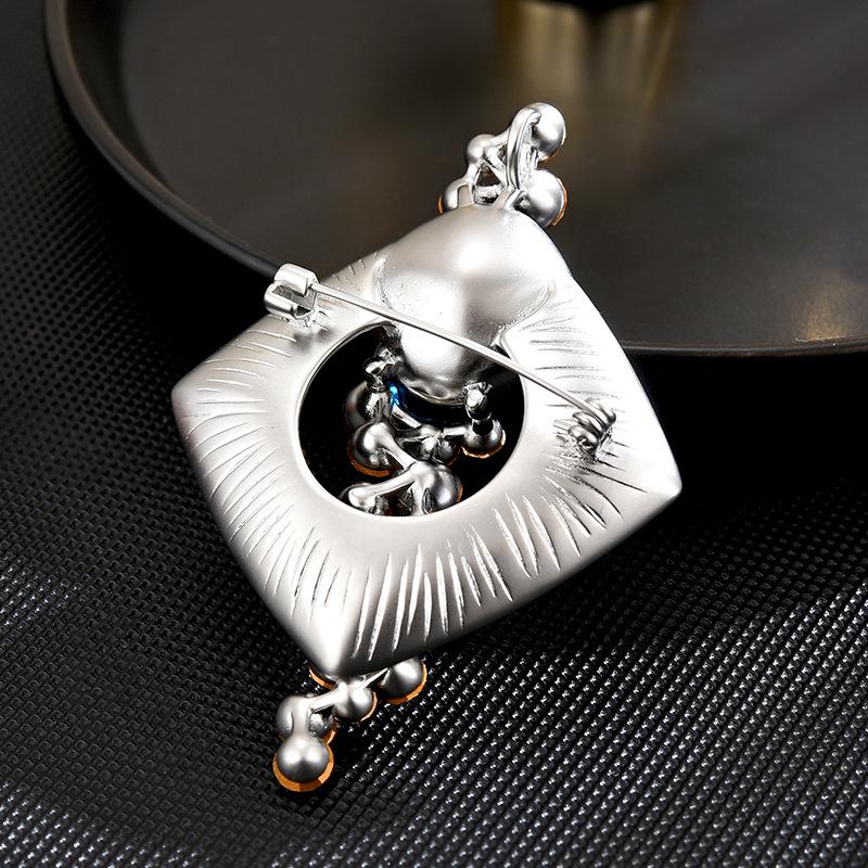 New Luxurious Temperament Elegant Atmosphere Luxurious Geometric Square Coat Brooch Accessories