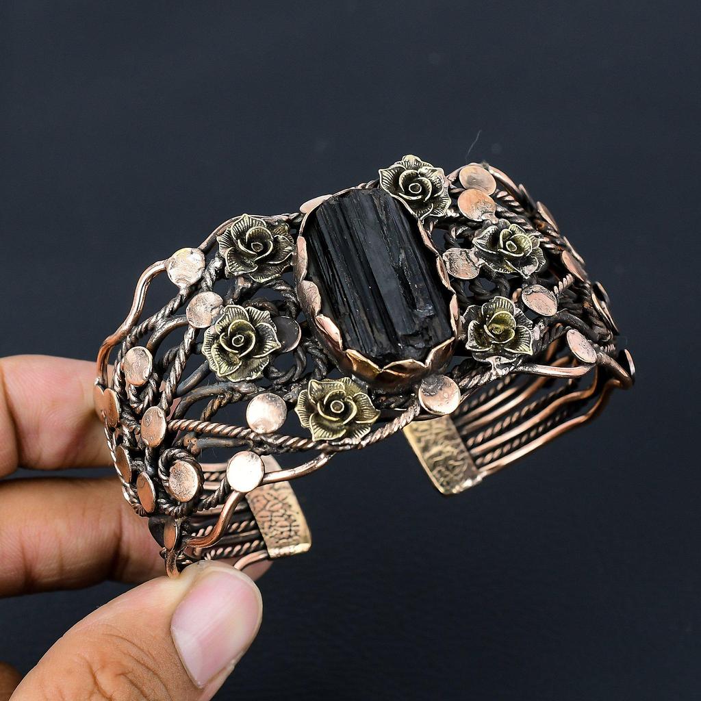 Wunderschöner schwarzer Turmalin, roher Edelstein, reiner Kupferdraht, umwickelt, handgefertigter Manschetten-/Armreifschmuck