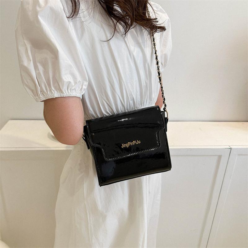 Trendy Fashionable Shoulder Bag Stylish Chain Crossbody Bag For Women With Chic Design