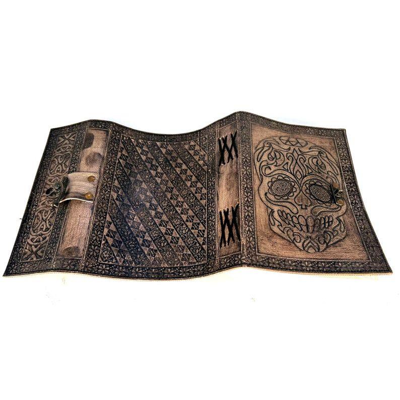 Bloco de notas diário com capa de couro em relevo para mulheres e homens Diários de viagem Vintage Artesanal Caveira em relevo Caderno de diário antigo 7X5 polegadas