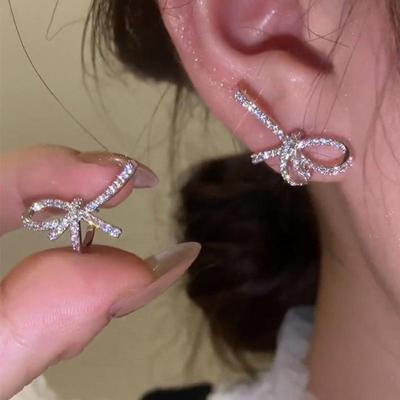 Elegantes pendientes de lazo con diamantes para mujer: joyería de alta gama