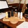 Elegantní dřevěný stojánek na náustek pro saxofon Organizéry na náustky pro saxofon a klarinet Pro hudebníky a obchody