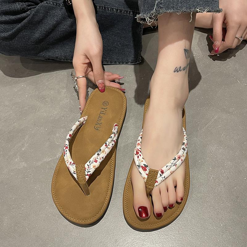 Nouvelle mode d'été vêtements d'extérieur polyvalents clip pour pied talon plat tongs pour femmes antidérapantes fond plat plage cool pantoufles
