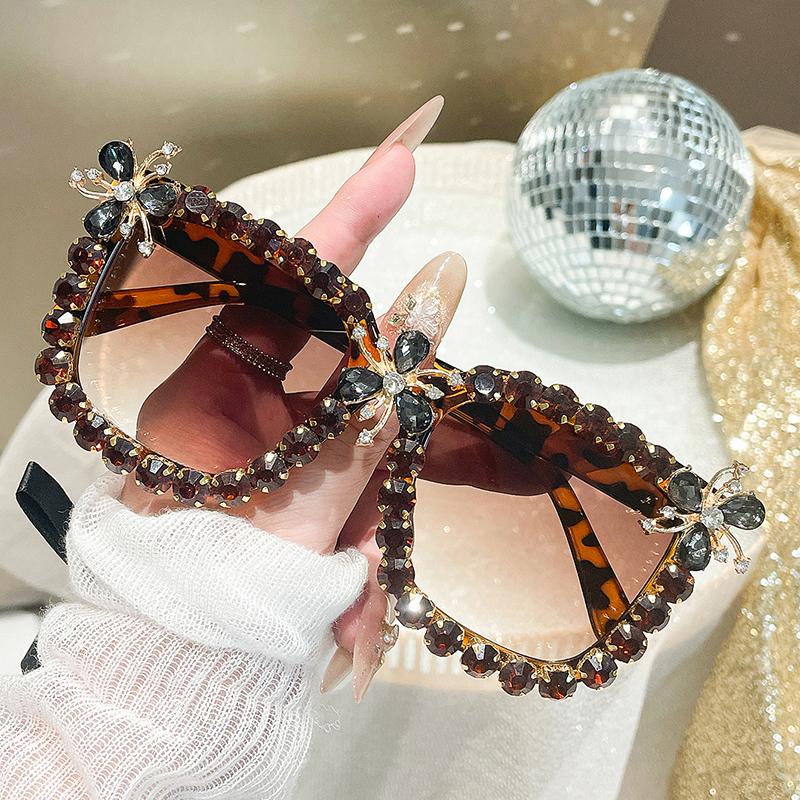 

A woman s handcrafted diamond-encrusted large-frame sunshade sunglasses with a unique and high-end feel, trendy street style леопардовый
