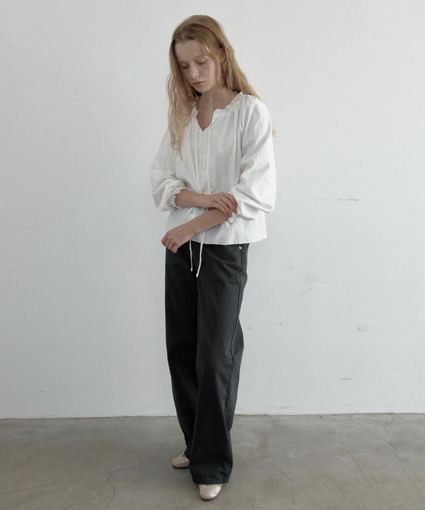 TOAVE Scalloped Shirring Blouse (Ivory)