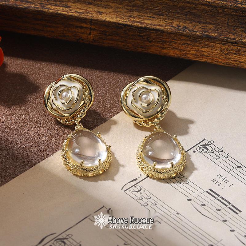 

Vintage Chinese-Style Green Glass Earrings - Gold-Plated Copper with Floral Design