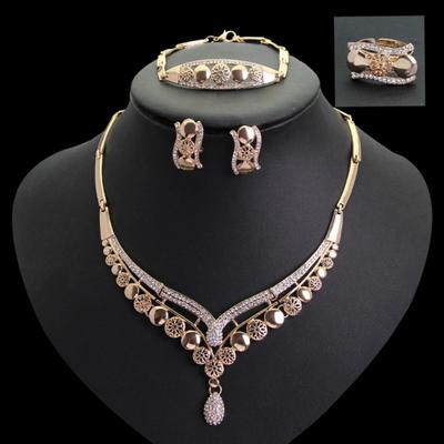 Modny zestaw naszyjników typu choker, lśniący, uroczy i wykwintny