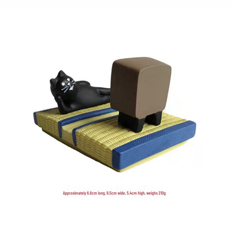 

Tatami Cat & Pig Ornament Phone Stand - Japanese-Style Cartoon Resin Holder