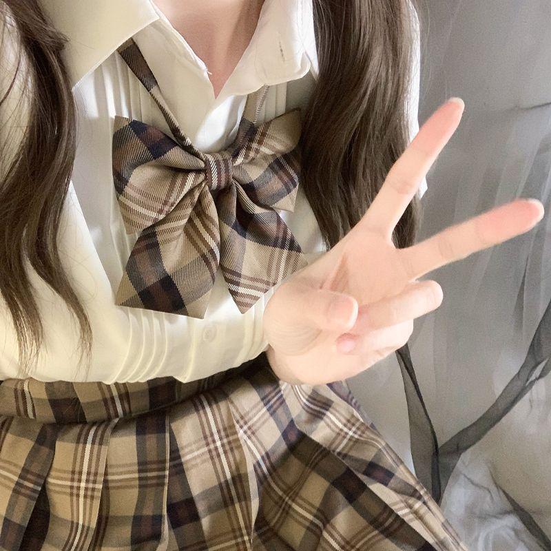 Japonská JK uniforma: Set bílé košile s krátkým rukávem a hnědé kostkované plisované sukně