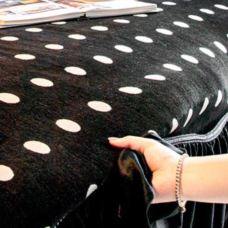 French Luxury Spot Patterned Sofa Towel Chenille Material With Large Skirt Edge Couch Mat Breathable Skin Friendly Sofa Decor