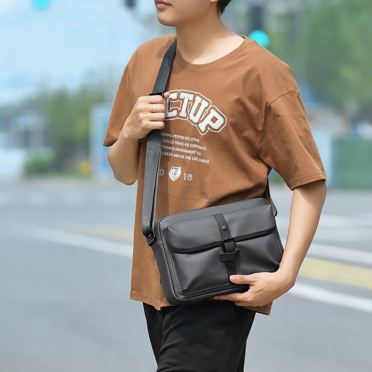 Men's cross-body charter function messenger bag