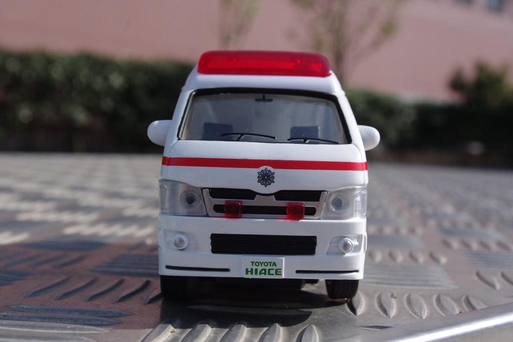 Diapet DK-3106 1/36 Scale Ambulance