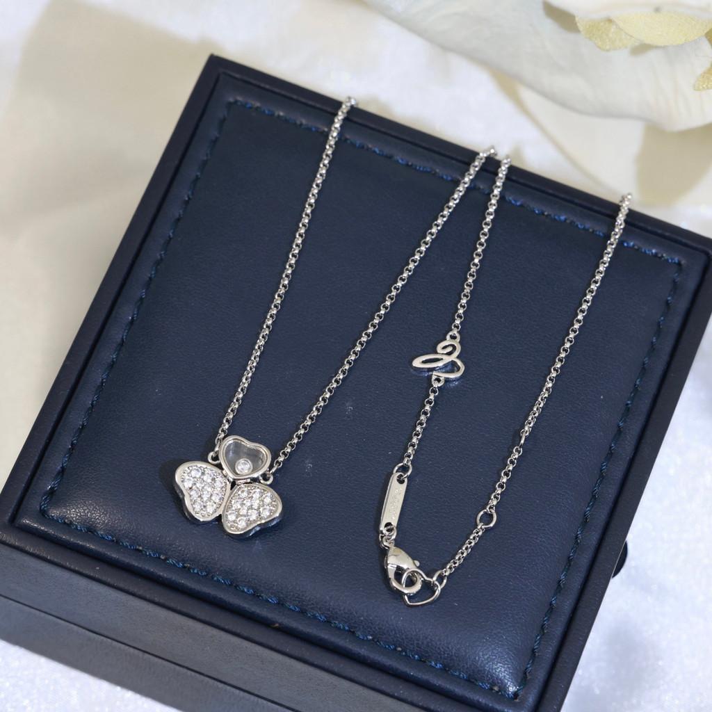 

Самый культовый динамичный бриллиант Lucky идеально сочетается с азиатским золотом, гальванизированным 18-каратным розовым золотом, в виде кулона в форме сердца. серебряный