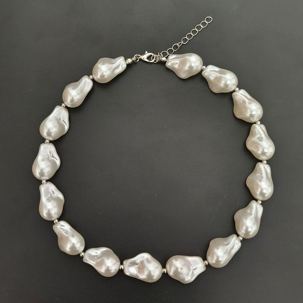 Niche Retro Baroque Pearl Clavicle Necklace: Fashionable & Versatile Irregular Design