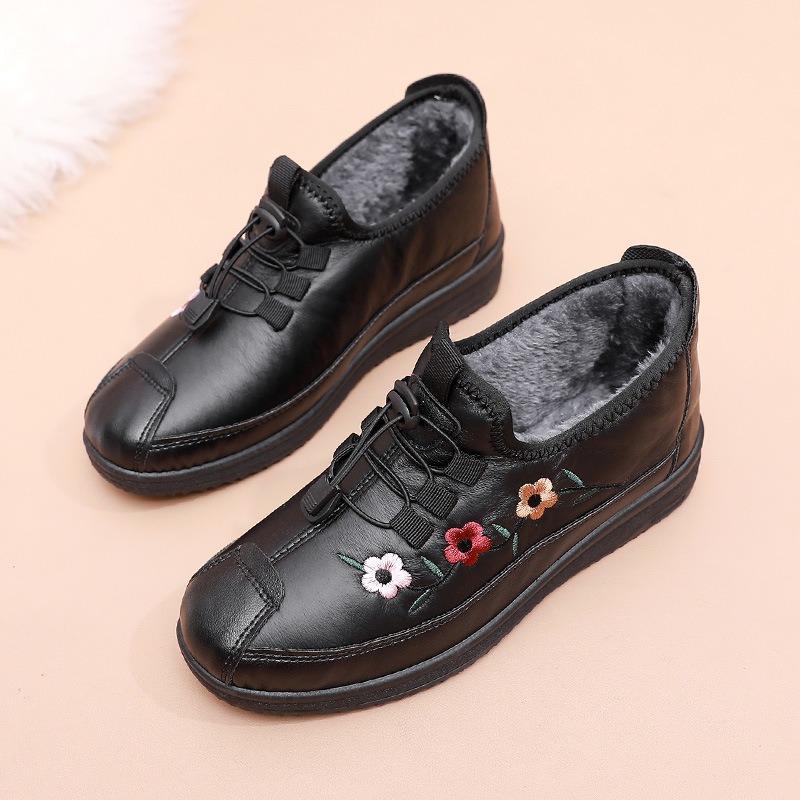 Old Beijing cloth shoes women's winter middle and old shoes with velvet warm soft sole waterproof and non-slip elderly cotton shoes