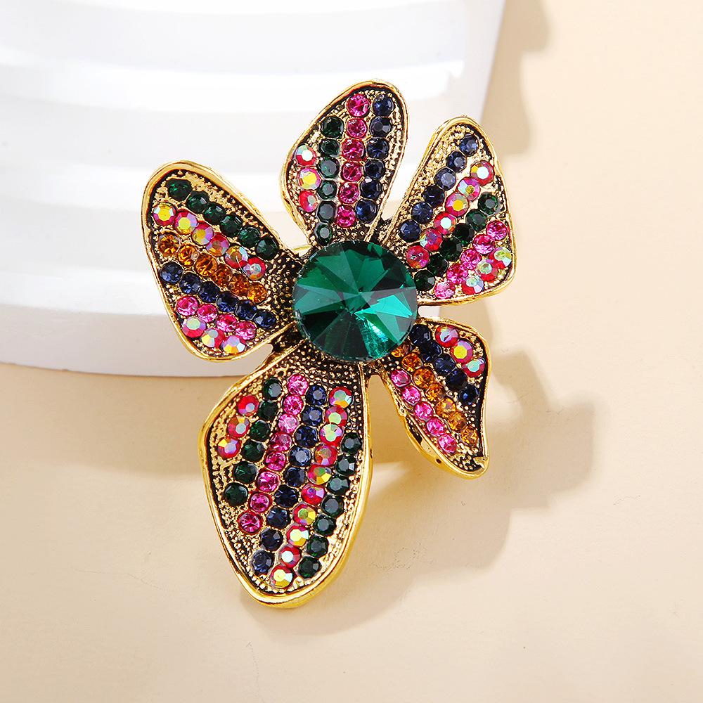Light Luxury Retro Alloy Full Diamond Flower Brooch Elegant Ladies Dress Corsage Jewellery Plant Pin Perfect Gift for Couples