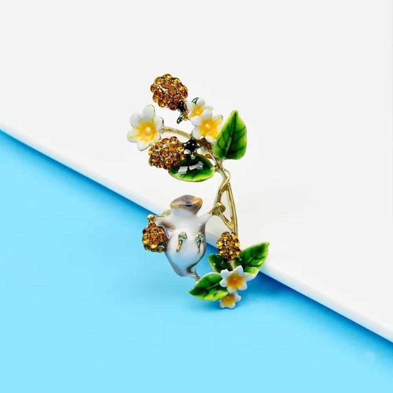 Cute Fashion Color Squirrel Picking Raspberries Brooches for Women Cute Animal Pin Fashion Design New Flower Accessories Gift