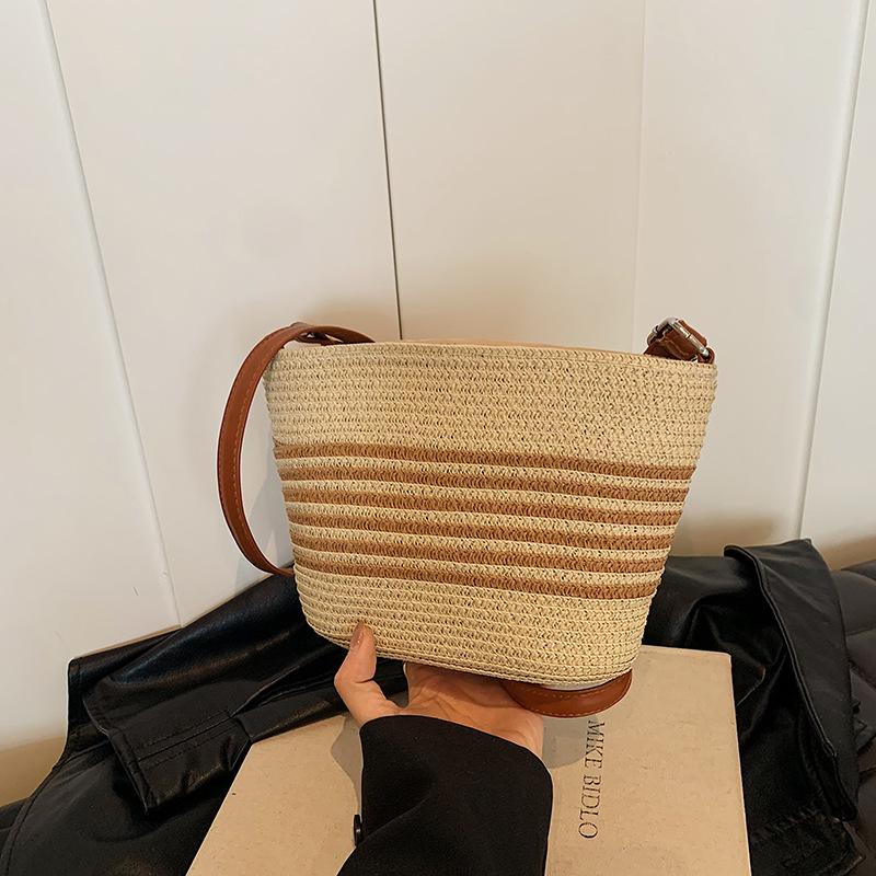 

Соломенные женские сумки лето морской отдых на открытом воздухе отпуск личность красивые 2025 новая пляжная сумка сумка-ведро сумка-мессенджер бежевый