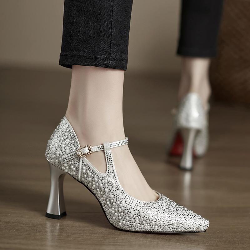 

Fashion pearl hot diamond high heels women s 2025 spring new one-word buckle with pointed head shallow mouth stiletto fashion shoes 34 серебряный