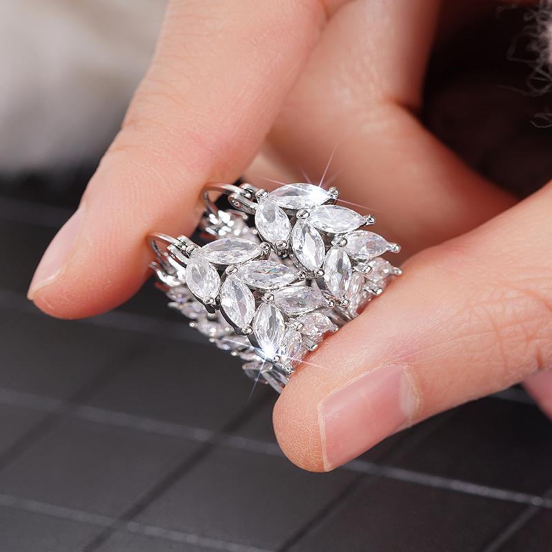 Huitan Elegante Schlichte Damen Creolen mit Glänzenden Markiseförmigen Zirkonia für Hochzeitsfeier Accessoires Schmuck