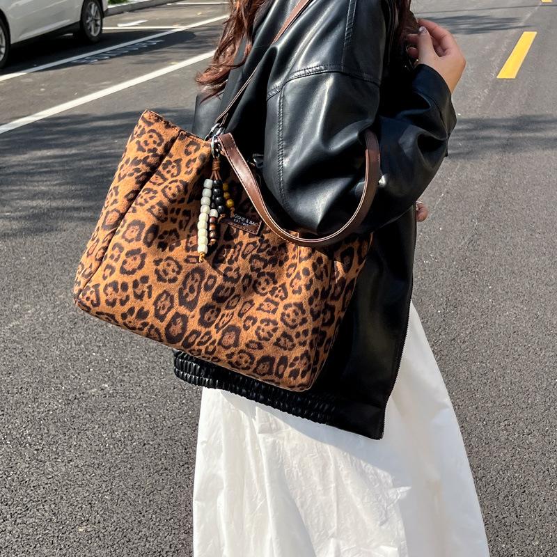 Versatile Commuter Large-capacity Suede Bag Autumn and Winter New Retro Women's Shoulder Bag Lightweight Tote Bag