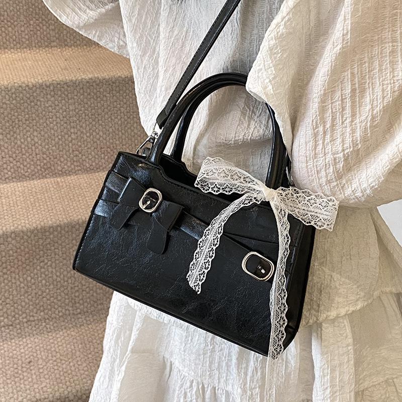 2025 new French retro casual niche handbag bag versatile temperament advanced texture commuter messenger bag women