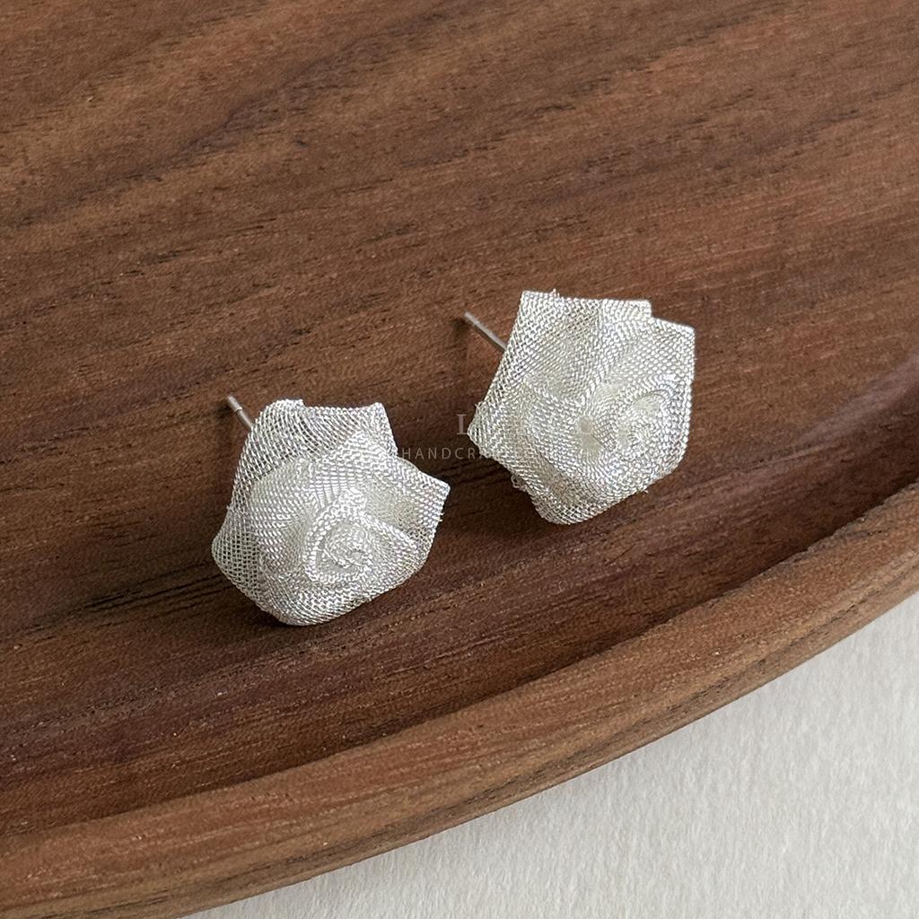 Handmade three-dimensional pleated fabric mesh rose stud earrings elegant and exquisite premium earrings daily commuter dress earrings