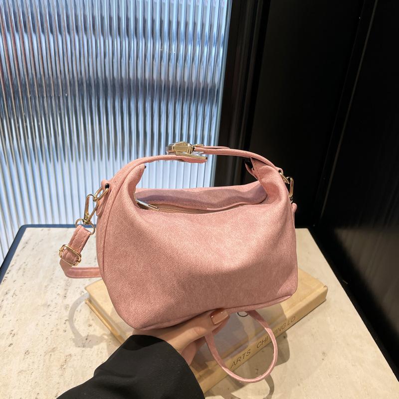 

Niche design bag women s 2025 new lock lunch box cloud bag portable casual small square bag shoulder messenger bag розовый