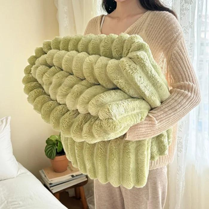 Hot Selling Luxurious Faux Rabbit Fur Throw Blanket Soft Fluffy Lightweight Fleece Winter Blanket Blanket for Office Home Travel