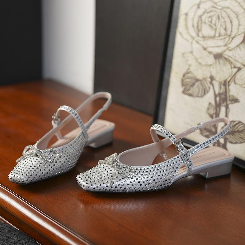 

Босоножки Baotou с заклепками в виде бантиков из стразов, женская уличная обувь, квадратный носок, темперамент, ремешок на пятке, одинарные туфли, серебристые, летние 39 серебряный