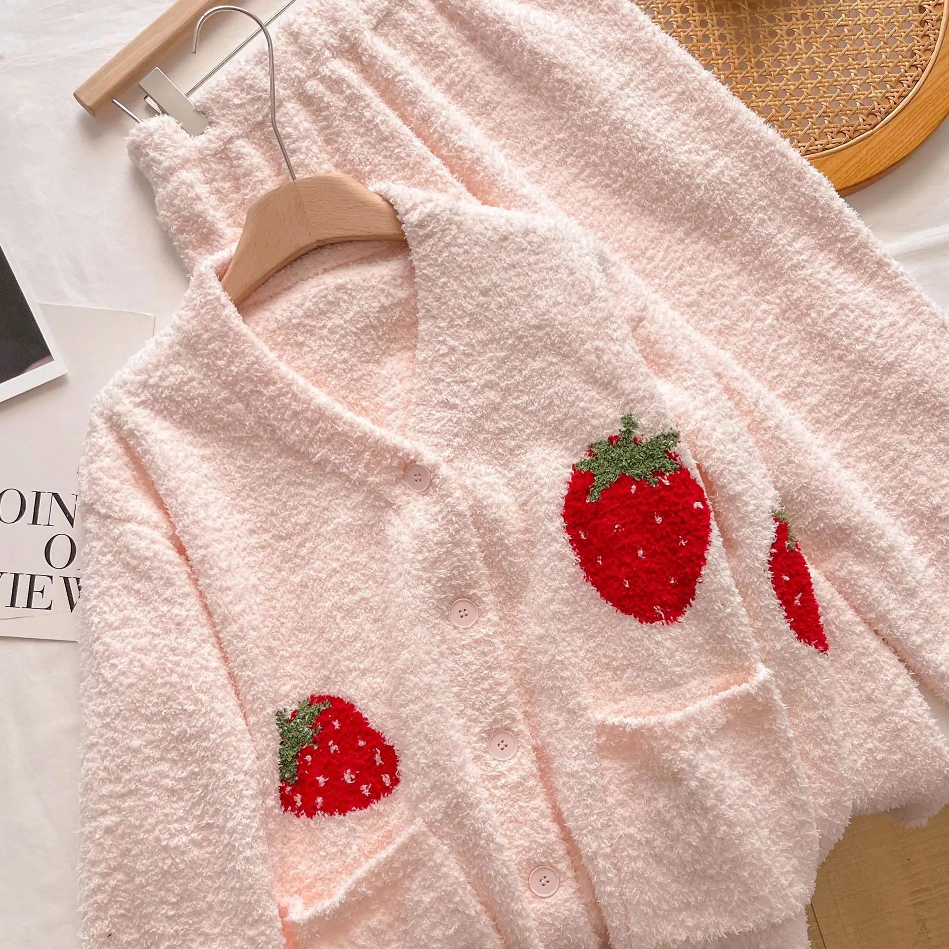 

Пижамный комплект из 2 предметов с изображением милой клубники из плотной фланели для женщин, домашняя одежда, кардиган, брючный костюм, пижама, повседневная домашняя одежда, ночная рубашка One Size розовый