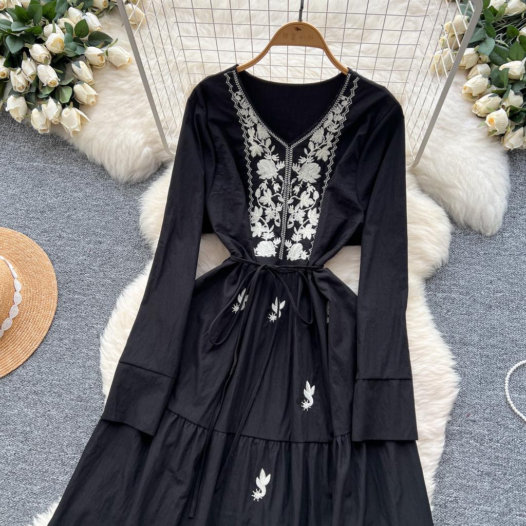Vintage Western Style Embroidered V-neck Strap Up Waist Long Sleeve Dress for Women French Elegant Grand Swing Long Dress