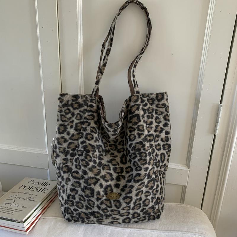 

Korean version of fashion simple casual leopard print large capacity shoulder bag 2025 new autumn and winter double-sided canvas bag tote bag коричневый