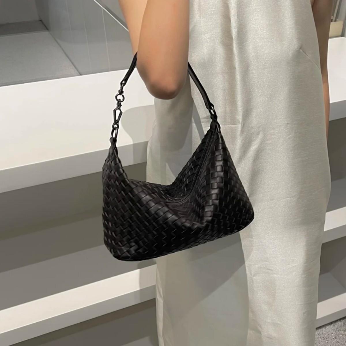 

2025 New Sheepskin Woven Lunch Box Bag One Shoulder Underarm Dumpling Bag One Shoulder Crossbody Handbag Minimalist Hobo Bag 25x16x11cm