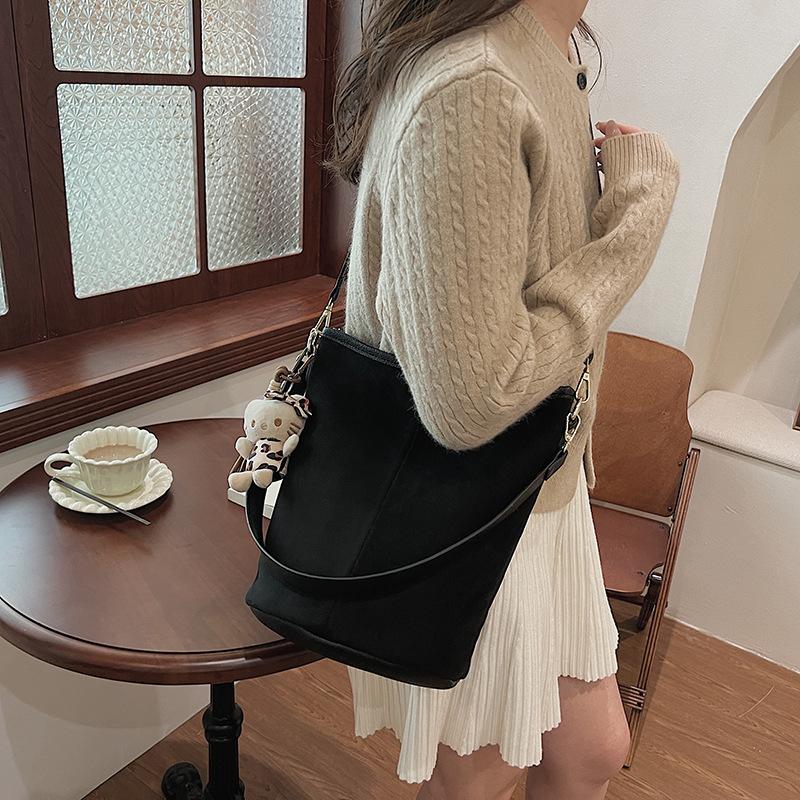 Premium Maillard bag women's 2025 new trendy matte shoulder bag large capacity messenger bucket bag