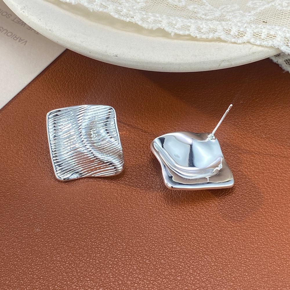 European & American Fashion Rhombus Metal Texture Stud Earrings for Women - Light Luxury, Versatile Cold Style